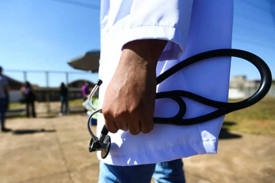 Médicos da rede estadual suspendem greve após decisão da Justiça baiana