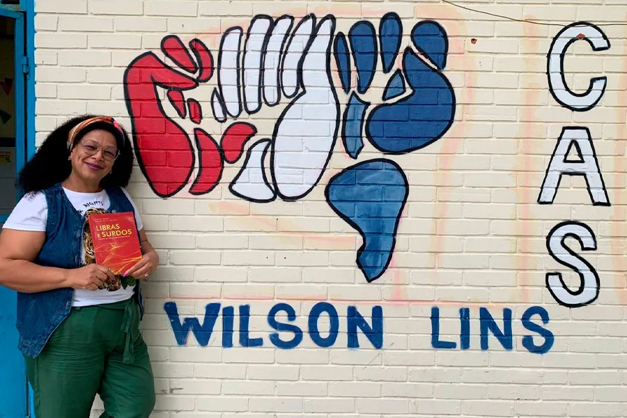 Professora da rede estadual concorre ao Prêmio Jabuti Acadêmico por participação em livro sobre estudos surdos