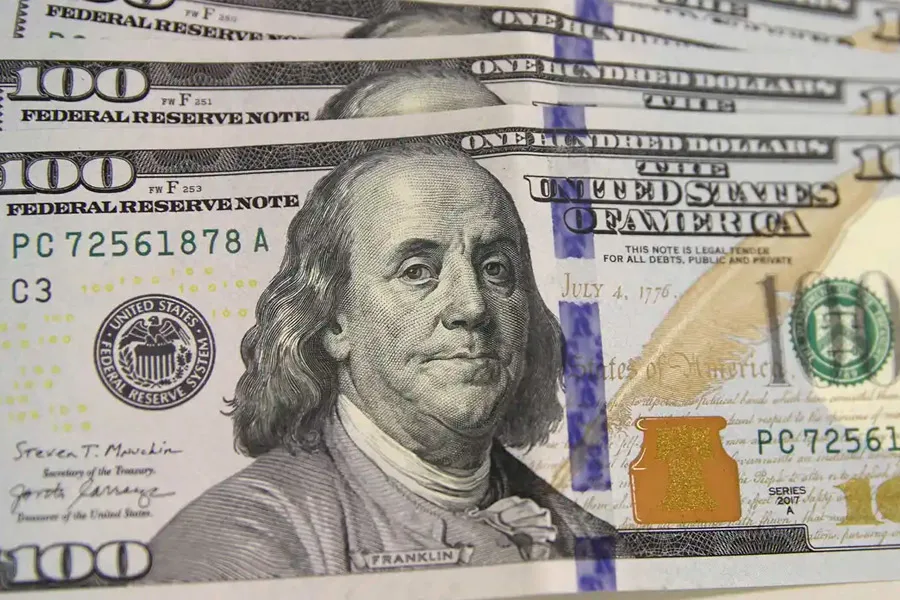 Dólar cai para R$ 5,42 e atinge menor valor em mais de um mês