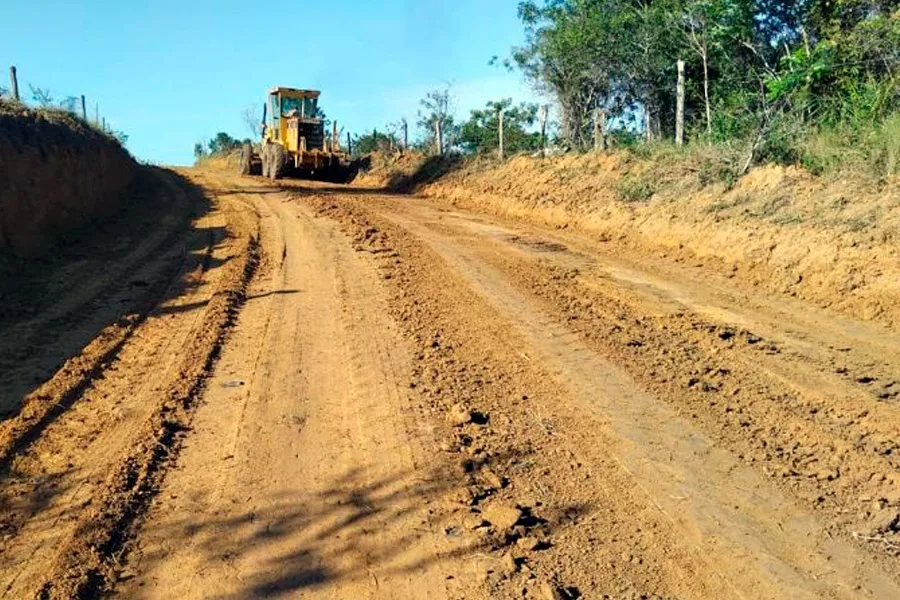 Prefeitura de Mucuri intensifica recuperação das estradas vicinais após chuvas