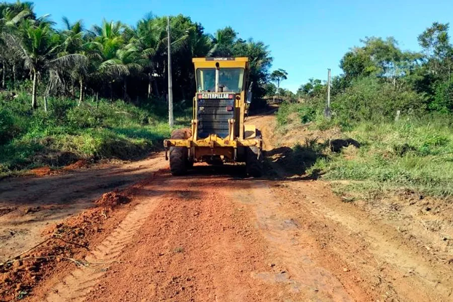 Prefeitura de Mucuri intensifica recuperação das estradas vicinais após chuvas