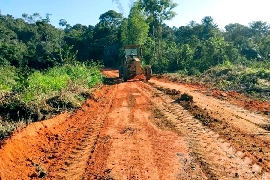 Prefeitura de Mucuri intensifica recuperação das estradas vicinais após chuvas