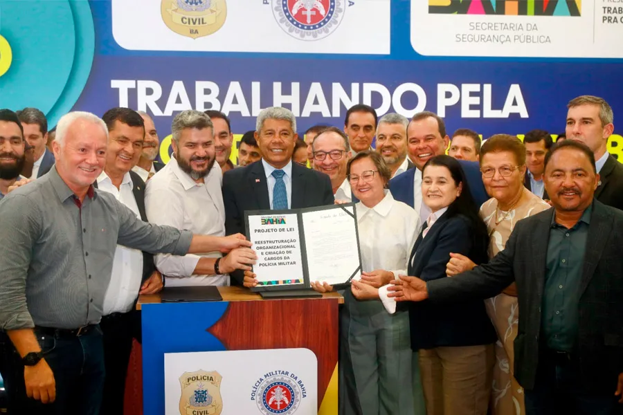 Governador entrega novas viaturas e assina projetos de lei que reestruturam a organização da segurança pública na Bahia