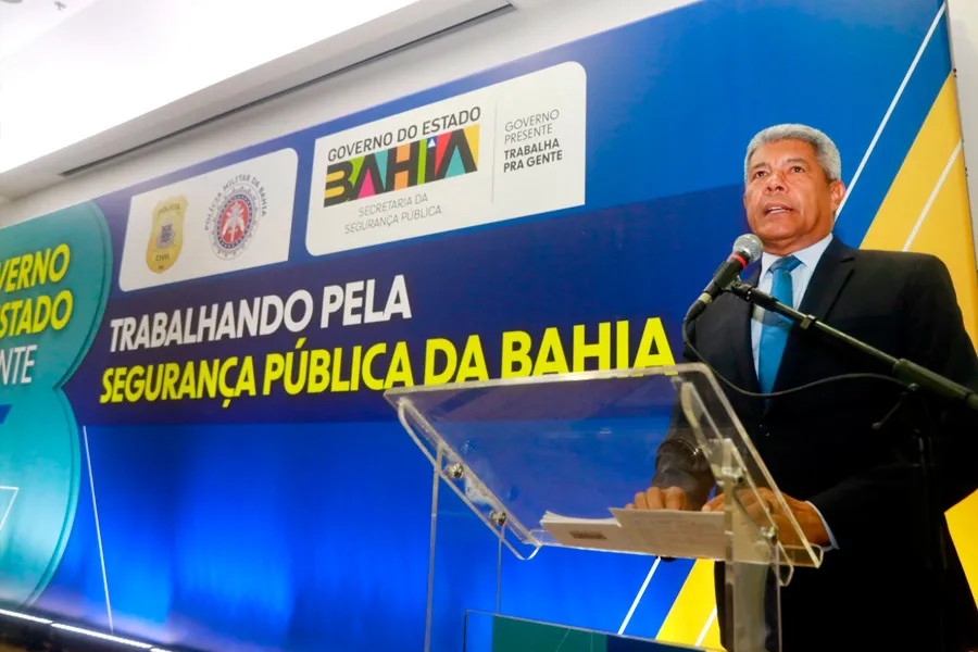 Governador entrega novas viaturas e assina projetos de lei que reestruturam a organização da segurança pública na Bahia