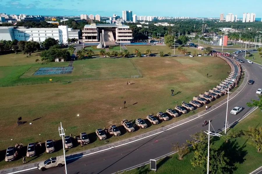 Governador entrega novas viaturas e assina projetos de lei que reestruturam a organização da segurança pública na Bahia
