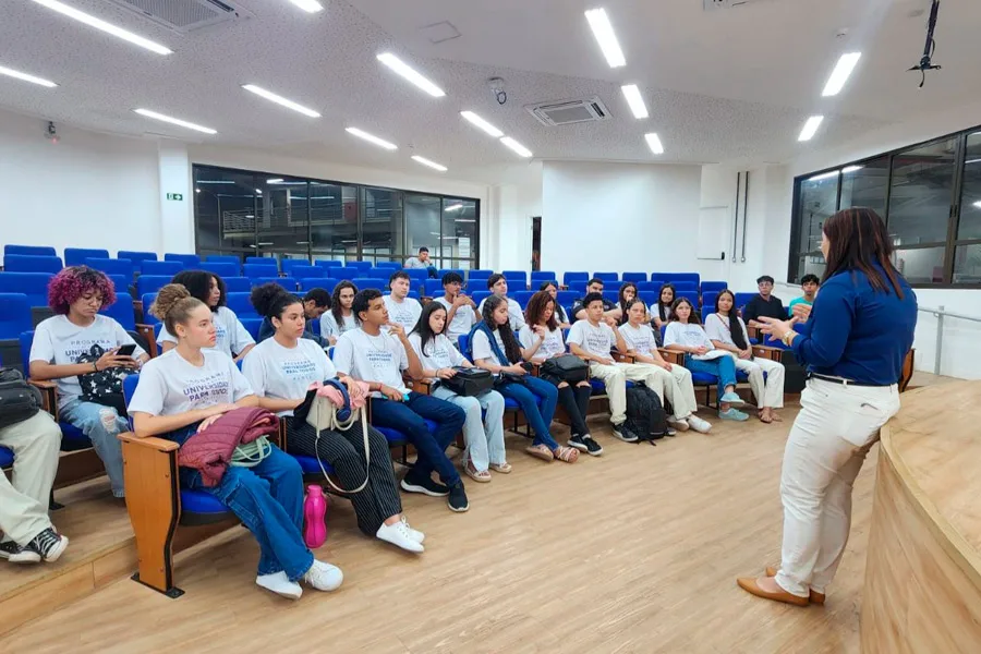 Prefeitura de Medeiros Neto leva estudantes do UPT à UFSB: Um passo rumo ao futuro!