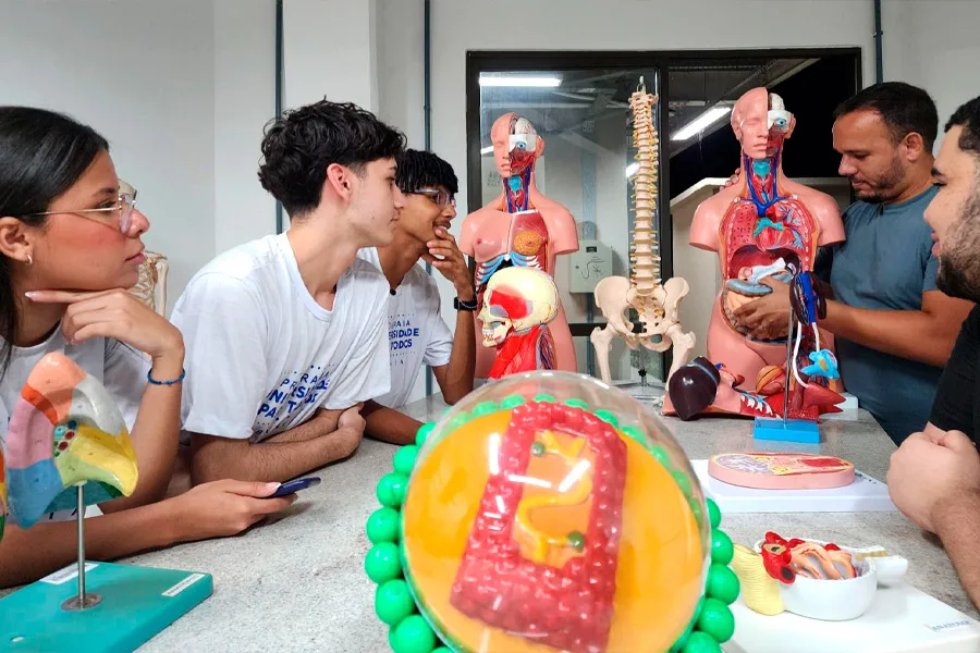 Prefeitura de Medeiros Neto leva estudantes do UPT à UFSB: Um passo rumo ao futuro!