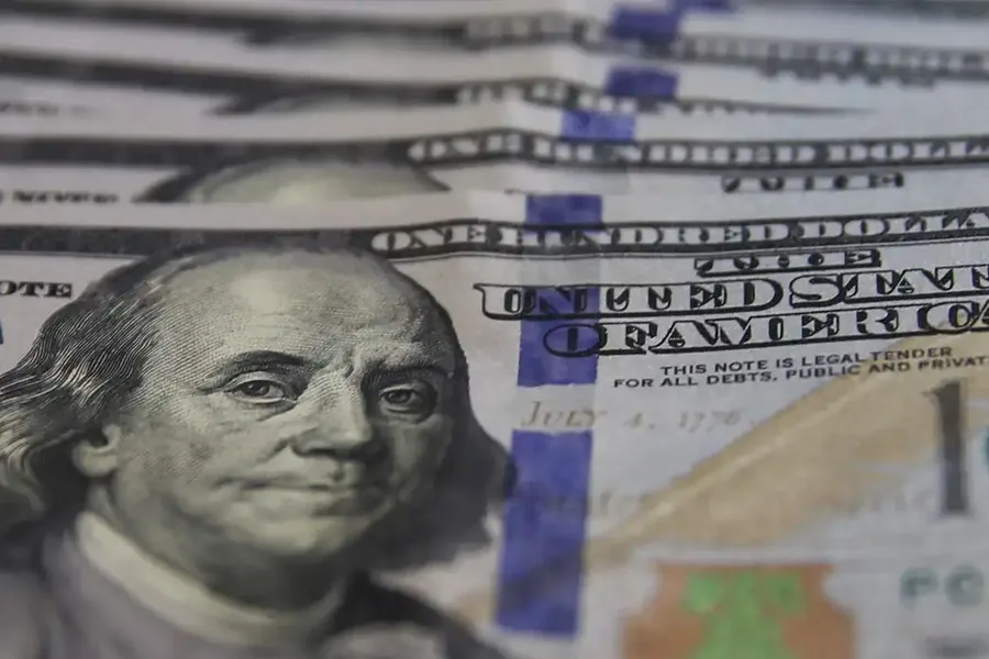 Dólar cai para R$ 5,38 e fecha no menor valor em mais de um ano