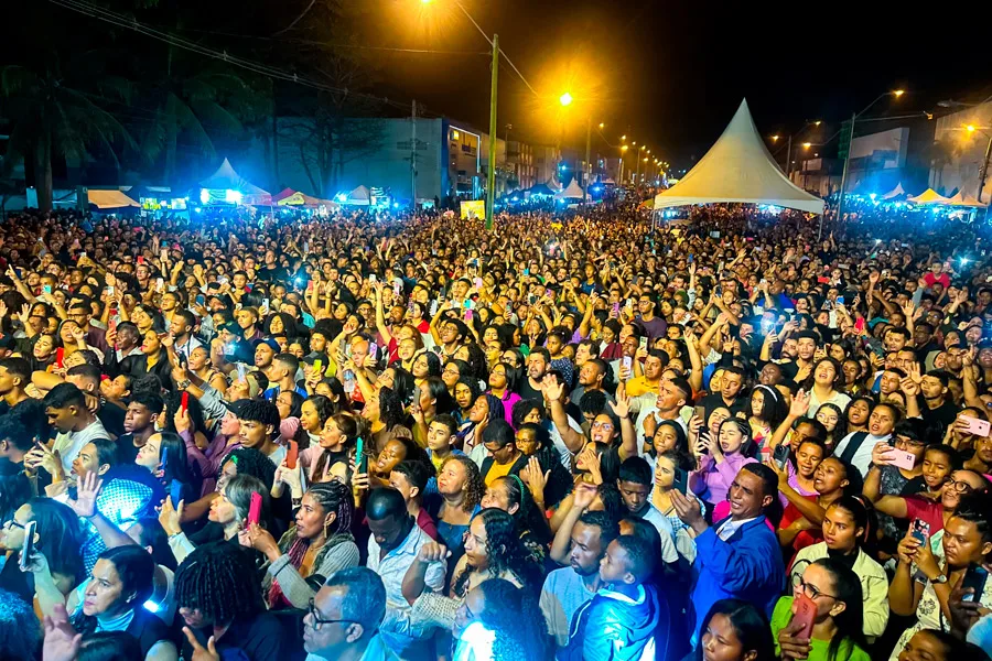 Teixeira em Adoração reúne multidão em noite de fé e louvor em Teixeira de Freitas