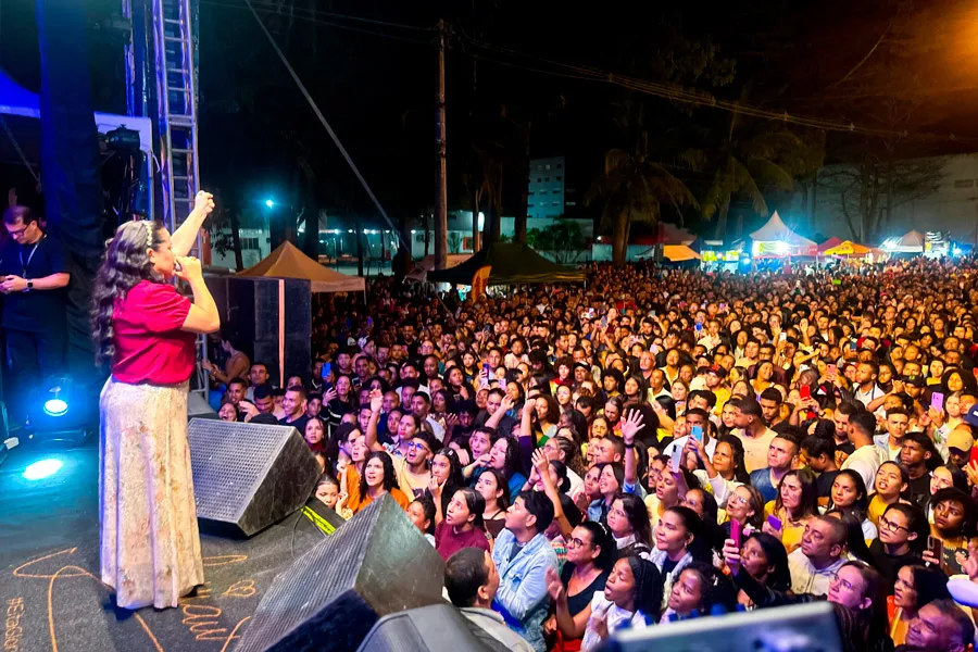 Teixeira em Adoração reúne multidão em noite de fé e louvor em Teixeira de Freitas Teixeira em Adoração reúne multidão em noite de fé e louvor em Teixeira de Freitas
