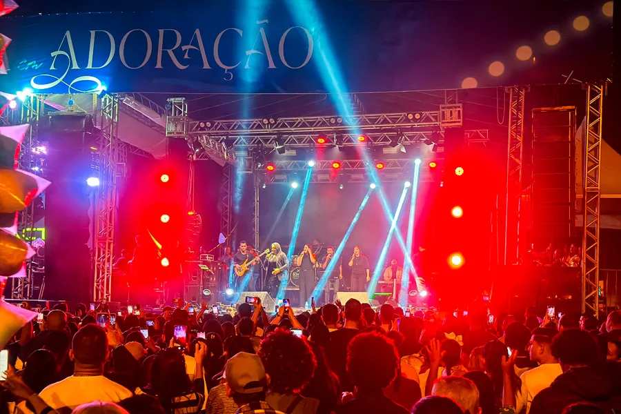 Teixeira em Adoração reúne multidão em noite de fé e louvor em Teixeira de Freitas Teixeira em Adoração reúne multidão em noite de fé e louvor em Teixeira de Freitas
