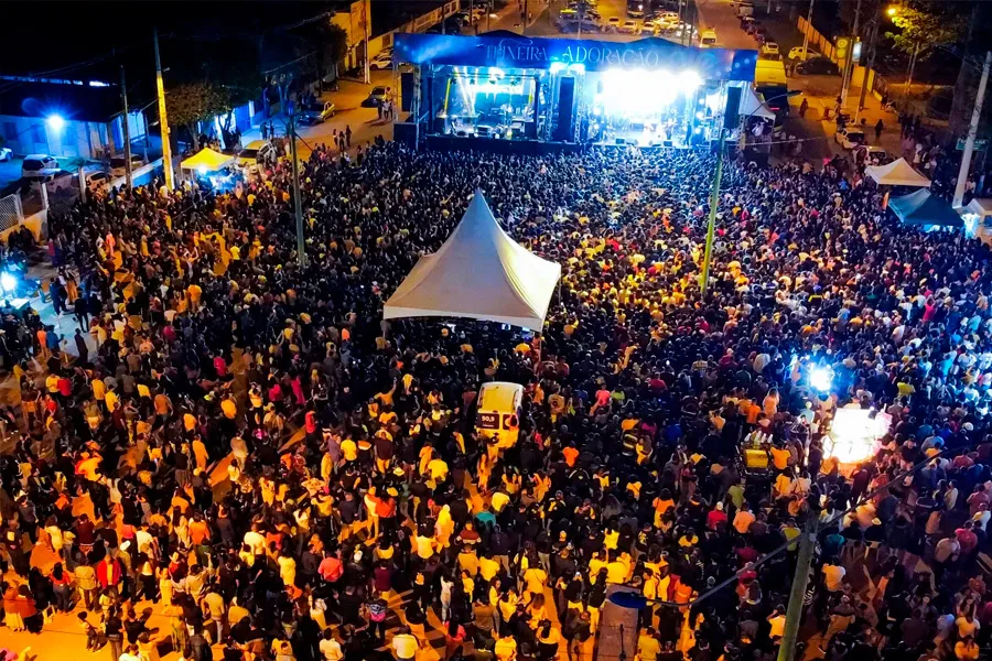 Teixeira em Adoração reúne multidão em noite de fé e louvor em Teixeira de Freitas Teixeira em Adoração reúne multidão em noite de fé e louvor em Teixeira de Freitas