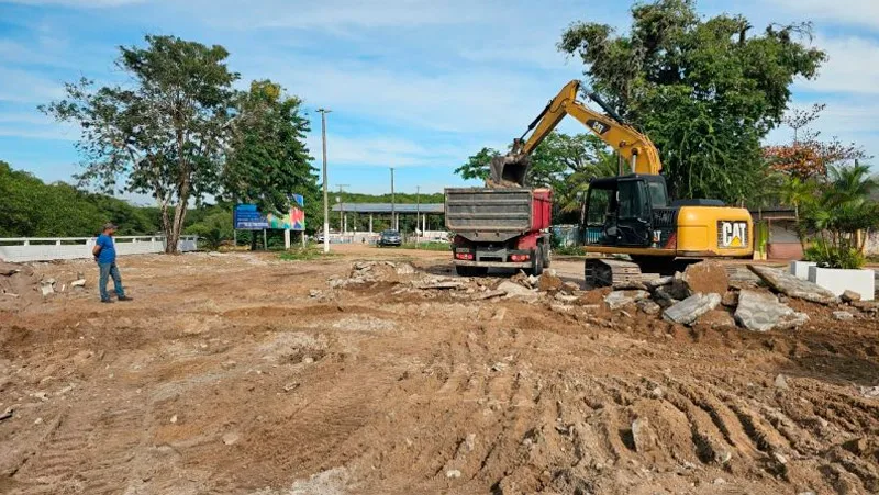 Prefeitura Municipal começa trabalho para reconstrução da Praça do Peroá Prefeitura Municipal começa trabalho para reconstrução da Praça do Peroá