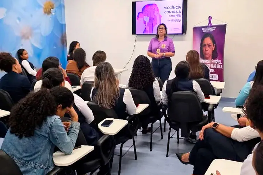 Polícia Civil promove palestra sobre violência doméstica no Hospital Costa das Baleias em alusão ao Agosto Lilás