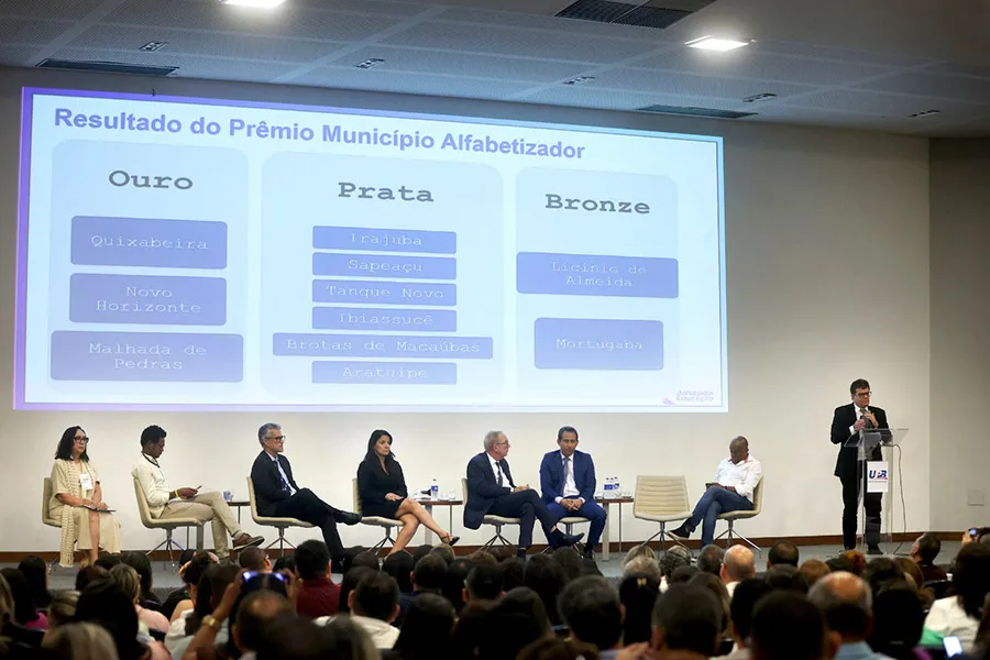 Seminário Estadual Bahia Alfabetizada mobiliza 348 municípios e fortalece pacto pela aprendizagem na idade certa Seminário Estadual Bahia Alfabetizada mobiliza 348 municípios e fortalece pacto pela aprendizagem na idade certa
