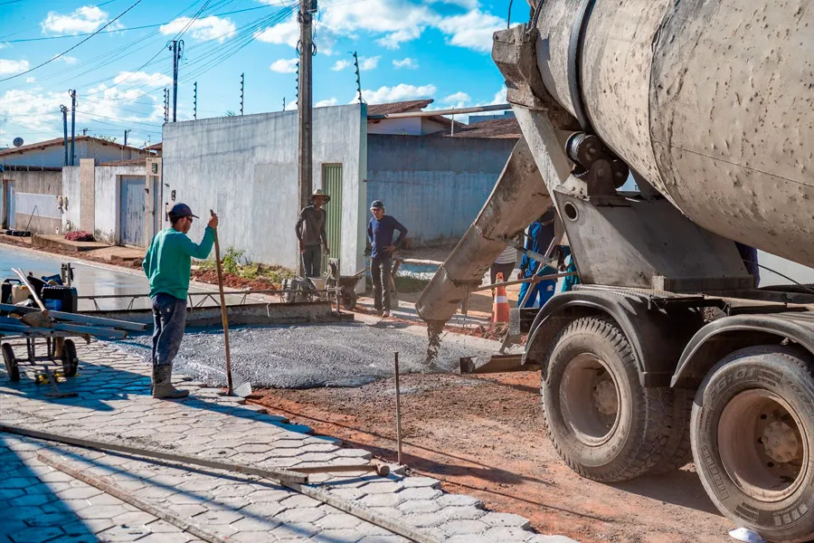 Prefeitura de Teixeira de Freitas avança com obras de pavimentação no município