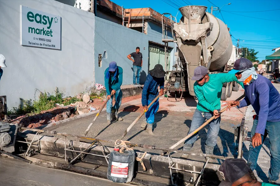 Prefeitura de Teixeira de Freitas avança com obras de pavimentação no município