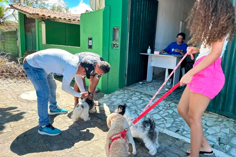 Dia D da vacinação antirrábica protege mais de 1,4 mil cães e gatos em Mucuri