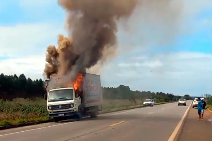 Caminhão da Simonetti é destruído pelo fogo na BR-101, entre Teixeira e Itamaraju
