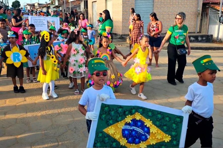 Tradição e patriotismo marcam desfile cívico do 7 de setembro no distrito de Taquarinha em Mucuri Tradição e patriotismo marcam desfile cívico do 7 de setembro no distrito de Taquarinha em Mucuri