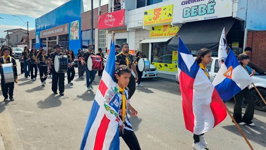 Patriotismo e alegria marcam o 7 de Setembro em Mucuri com desfile cívico e passeio ciclístico