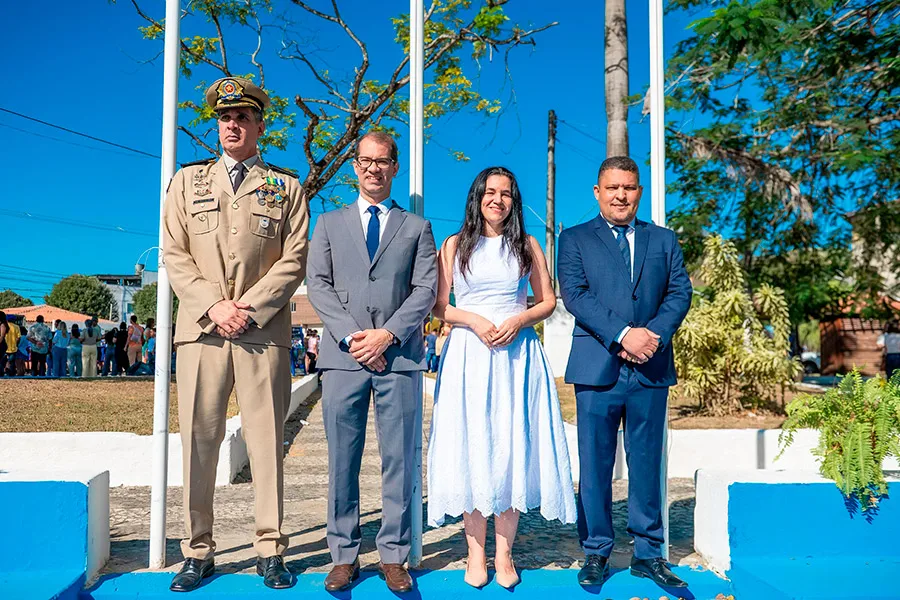 Desfile cívico reúne escolas, instituições e comunidade em Teixeira de Freitas