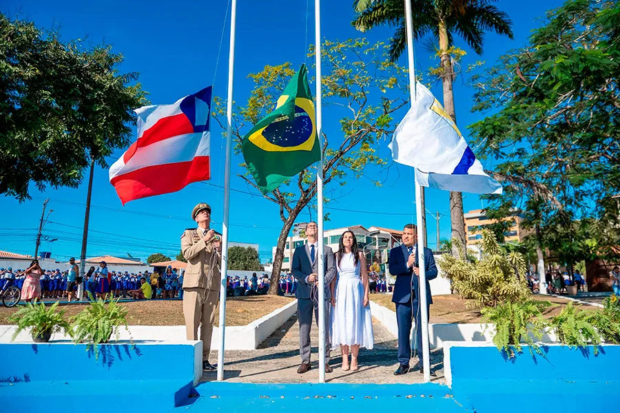 Desfile cívico reúne escolas, instituições e comunidade em Teixeira de Freitas