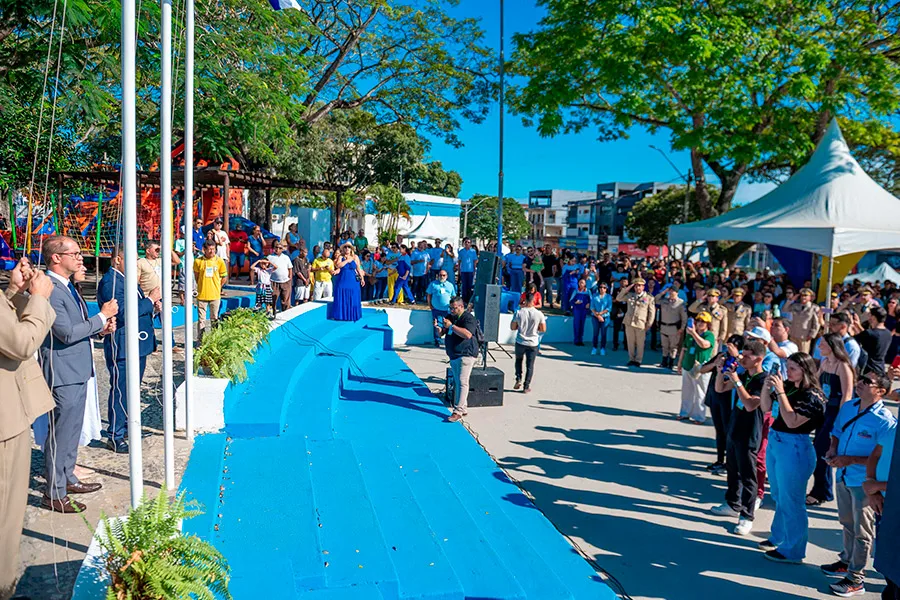 Desfile cívico reúne escolas, instituições e comunidade em Teixeira de Freitas