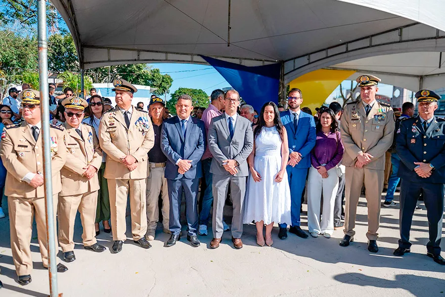 Desfile cívico reúne escolas, instituições e comunidade em Teixeira de Freitas