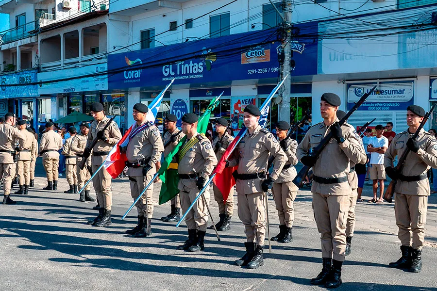 Desfile cívico reúne escolas, instituições e comunidade em Teixeira de Freitas