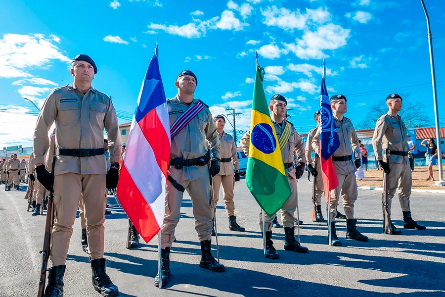 Desfile cívico reúne escolas, instituições e comunidade em Teixeira de Freitas