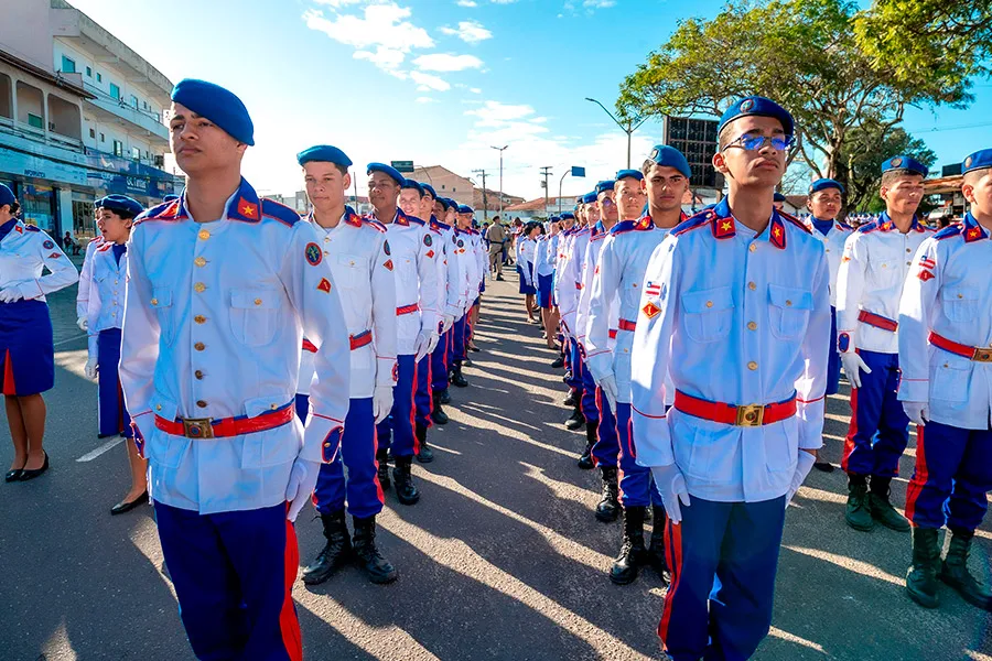 Desfile cívico reúne escolas, instituições e comunidade em Teixeira de Freitas