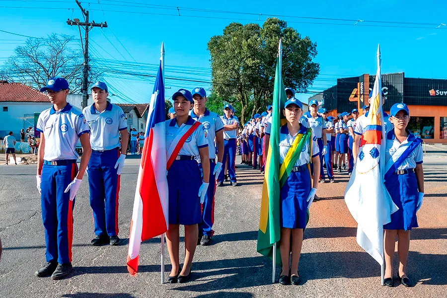Desfile cívico reúne escolas, instituições e comunidade em Teixeira de Freitas