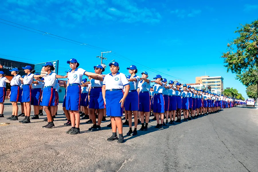Desfile cívico reúne escolas, instituições e comunidade em Teixeira de Freitas