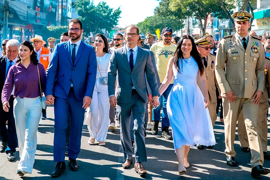 Desfile cívico reúne escolas, instituições e comunidade em Teixeira de Freitas