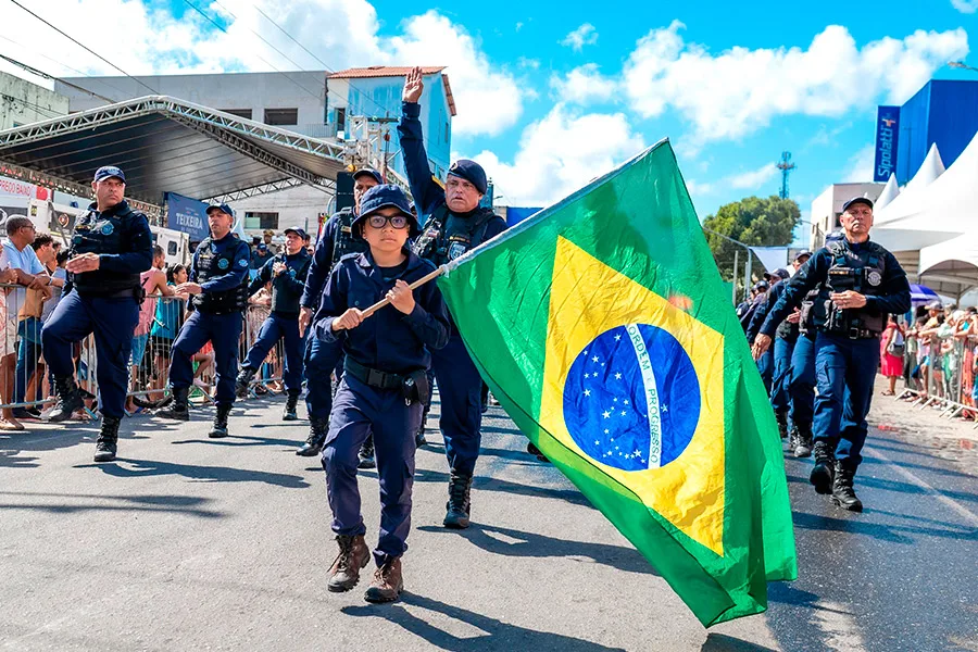 Desfile cívico reúne escolas, instituições e comunidade em Teixeira de Freitas