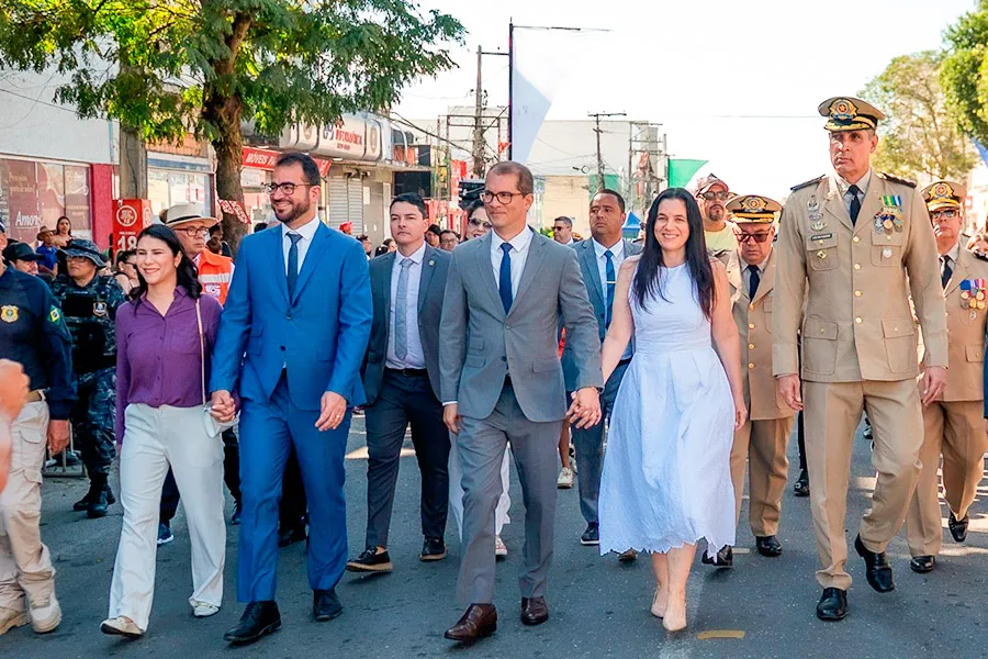 Desfile cívico reúne escolas, instituições e comunidade em Teixeira de Freitas