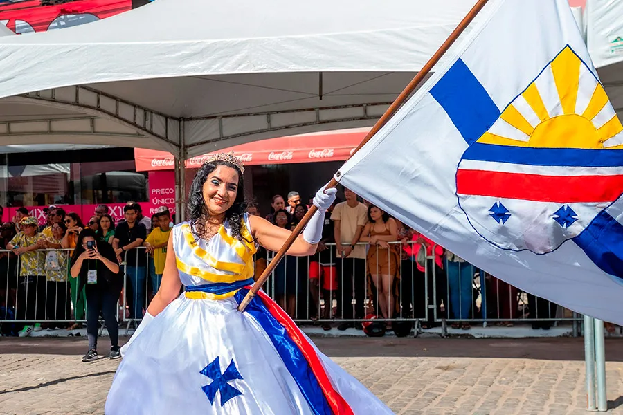 Desfile cívico reúne escolas, instituições e comunidade em Teixeira de Freitas