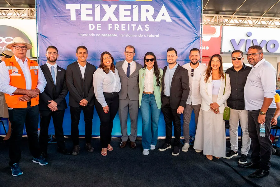 Desfile cívico reúne escolas, instituições e comunidade em Teixeira de Freitas
