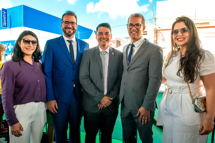 Desfile cívico reúne escolas, instituições e comunidade em Teixeira de Freitas