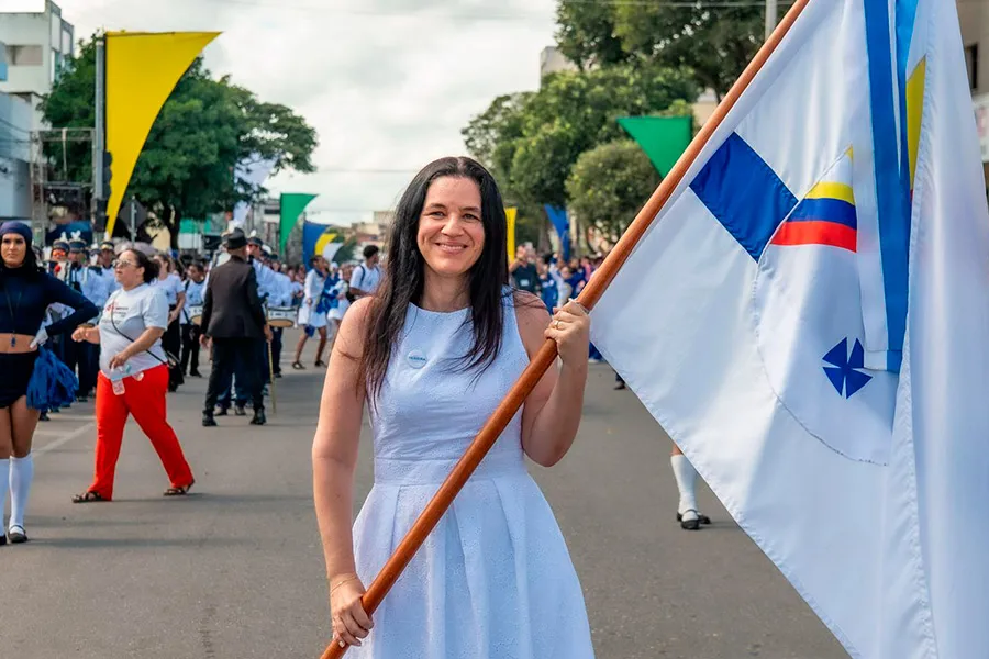 Desfile cívico reúne escolas, instituições e comunidade em Teixeira de Freitas
