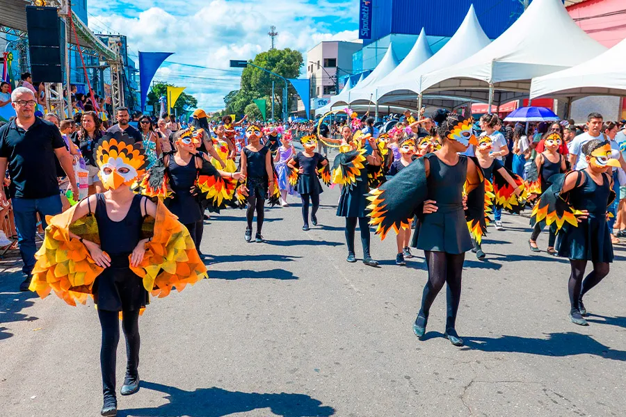 Desfile cívico reúne escolas, instituições e comunidade em Teixeira de Freitas