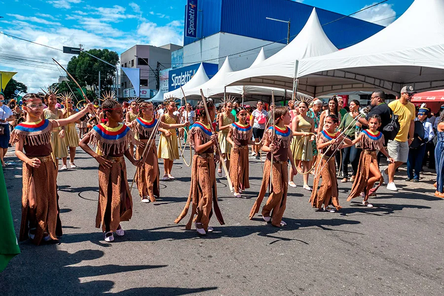 Desfile cívico reúne escolas, instituições e comunidade em Teixeira de Freitas