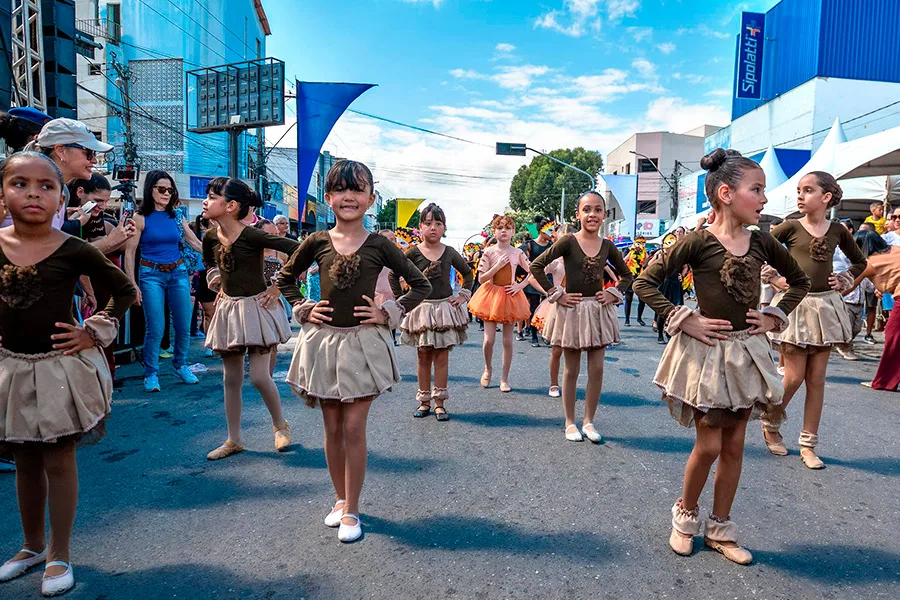 Desfile cívico reúne escolas, instituições e comunidade em Teixeira de Freitas