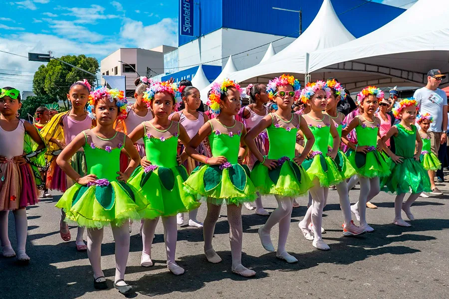 Desfile cívico reúne escolas, instituições e comunidade em Teixeira de Freitas