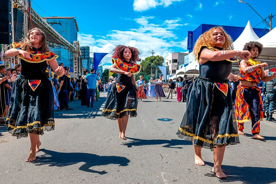 Desfile cívico reúne escolas, instituições e comunidade em Teixeira de Freitas
