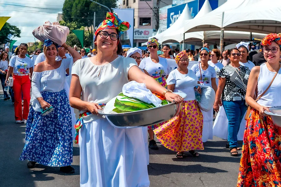 Desfile cívico reúne escolas, instituições e comunidade em Teixeira de Freitas