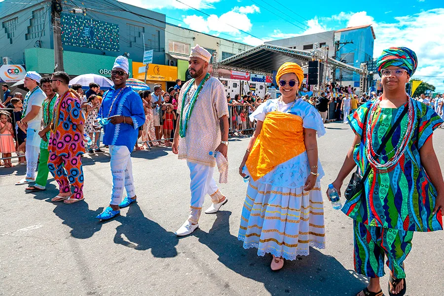 Desfile cívico reúne escolas, instituições e comunidade em Teixeira de Freitas