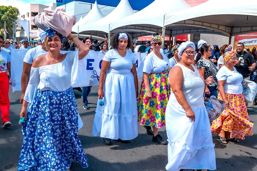 Desfile cívico reúne escolas, instituições e comunidade em Teixeira de Freitas