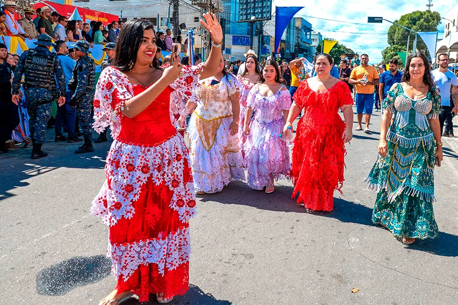 Desfile cívico reúne escolas, instituições e comunidade em Teixeira de Freitas